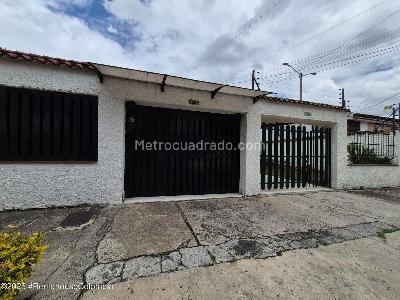 Casa de 4 alcobas en venta en Nueva Autopista, Bogotá, 187 m² · foto 2 de 20