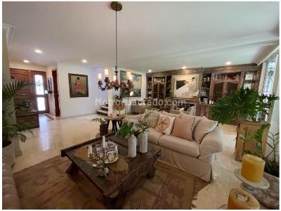 Casa de 3 alcobas en venta en Loma Benedictinos, Envigado, 318 m² · foto 2 de 20