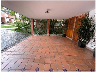 Casa de 3 alcobas en venta en Loma Benedictinos, Envigado, 318 m² · foto 6 de 20