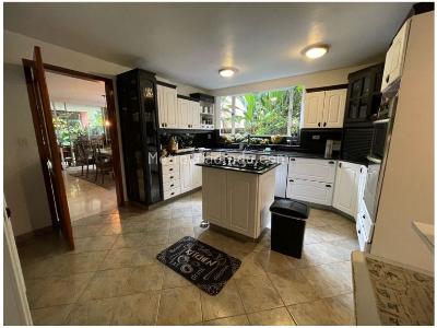Casa de 3 alcobas en venta en Loma Benedictinos, Envigado, 318 m² · foto 8 de 20
