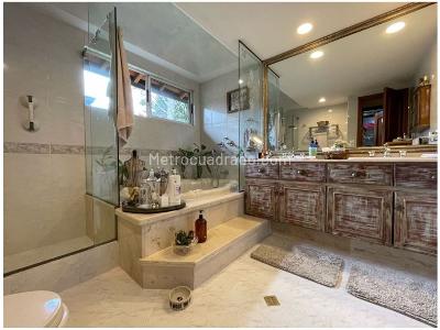 Casa de 3 alcobas en venta en Loma Benedictinos, Envigado, 318 m² · foto 9 de 20