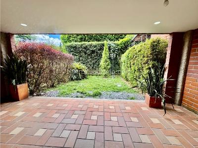 Casa de 3 alcobas en venta en Loma De Las Brujas, Envigado, 199 m² · foto 3 de 20