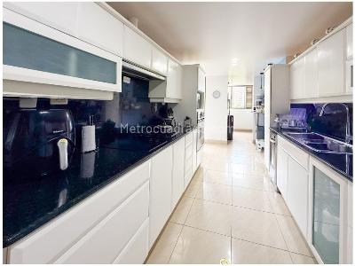 Apartamento de 3 alcobas en venta en El Poblado, Medellín, 244 m² · foto 6 de 20