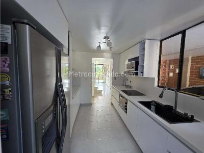Casa de 5 alcobas en venta en Loma De Las Brujas, Envigado, 204 m² · foto 3 de 15