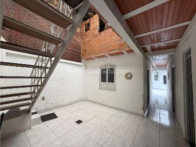 Casa de 5 alcobas en venta en Ricaurte, Bogotá, 370 m² · foto 9 de 20