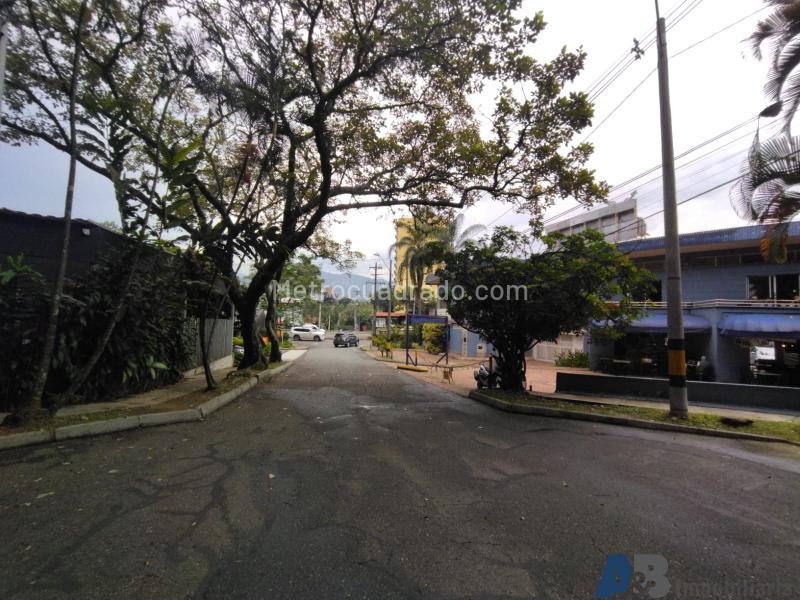 Spacious 2BR Apartment in Aguacatala - 2