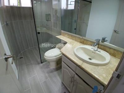 Apartamento de 2 alcobas en arriendo en El Poblado, Medellín, 75 m² · foto 12 de 17