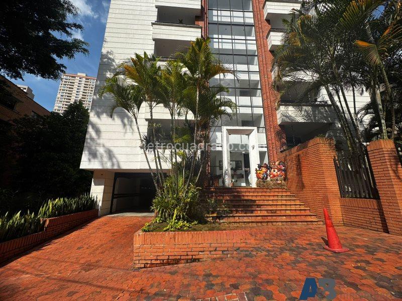 Apartamento de 4 Alcobas en El Poblado con Cuarto de Servicio