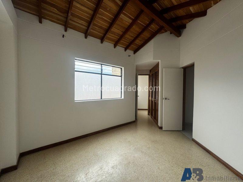 Apartamento en Laureles de 3 Alcobas con Balcón y Parqueadero - 2