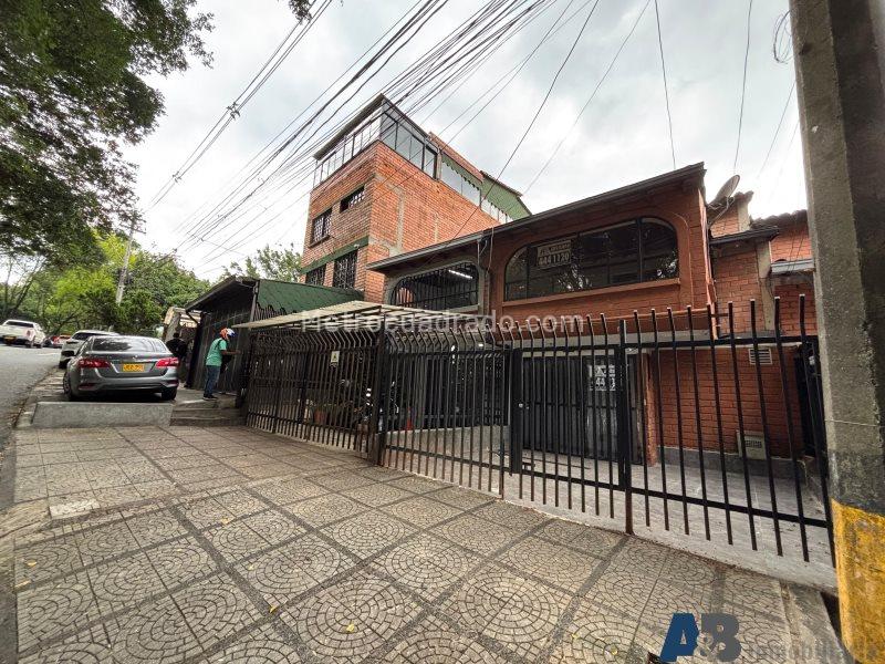 Casa de 3 Alcobas en Guayabal con Amplia Distribución