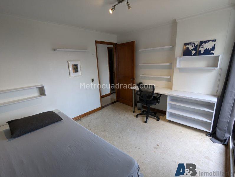 Spacious 4BR Apartment in Castropol, El Poblado - 8