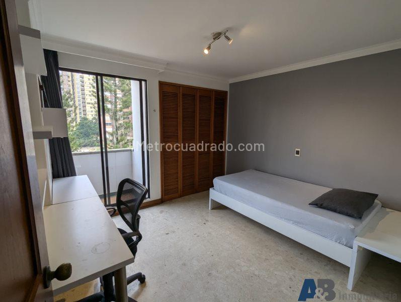 Spacious 4BR Apartment in Castropol, El Poblado - 9