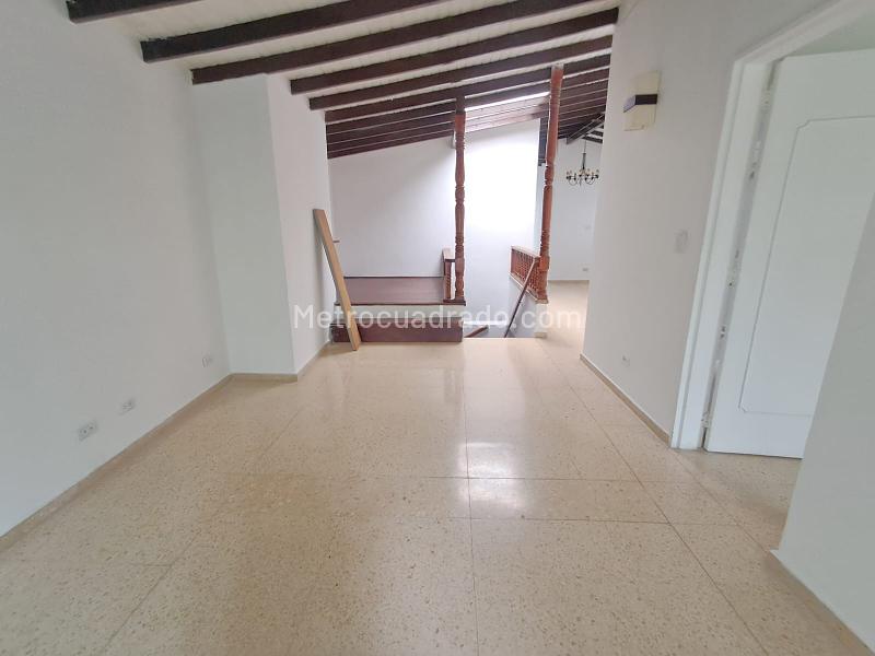 Spacious 4BR Apartment in Simon Bolivar - 2