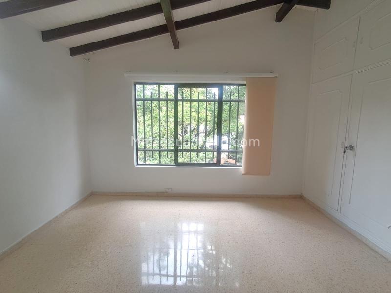Spacious 4BR Apartment in Simon Bolivar - 3