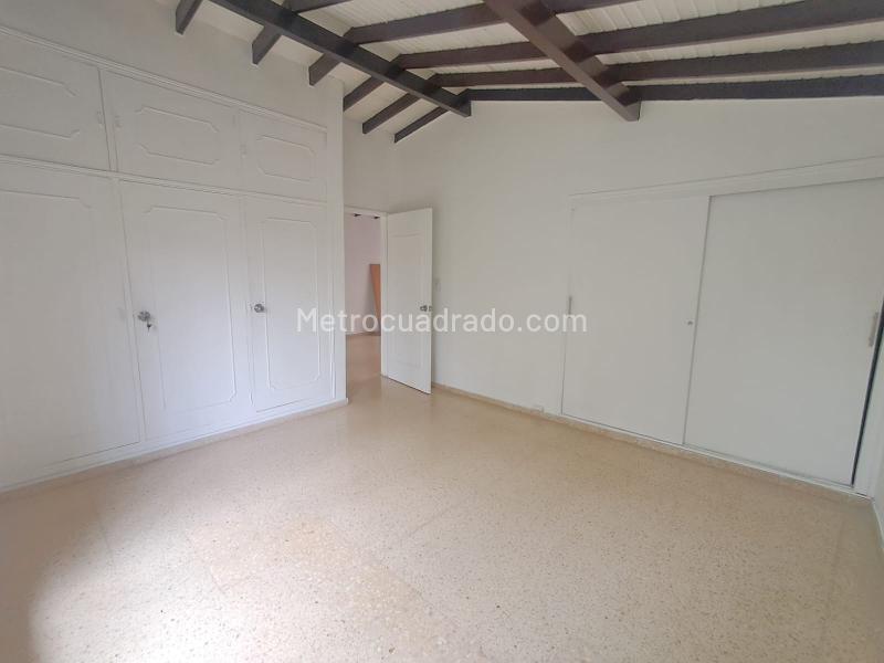 Spacious 4BR Apartment in Simon Bolivar - 4