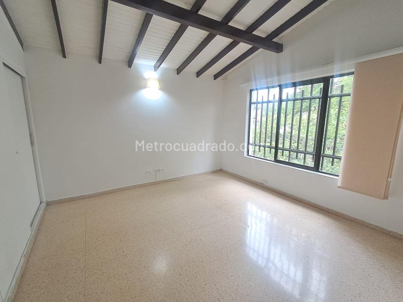 Spacious 4BR Apartment in Simon Bolivar - 9
