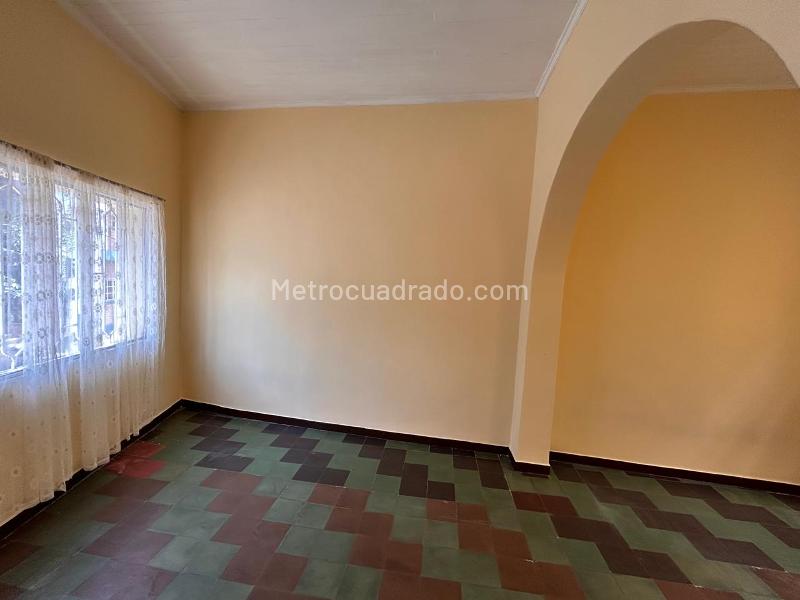 Casa en Arriendo de 5 Alcobas en Prado, Medellín - 2