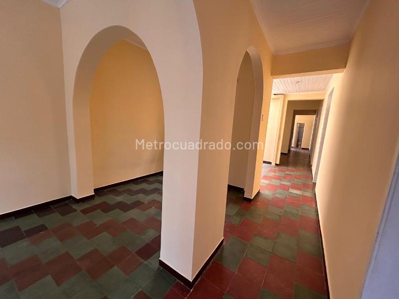 Casa en Arriendo de 5 Alcobas en Prado, Medellín - 3