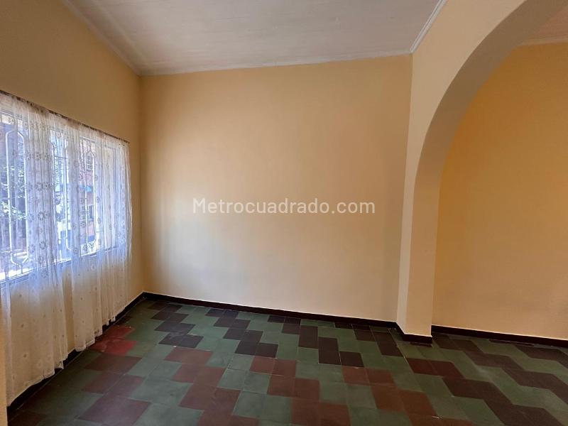 Casa en Arriendo de 5 Alcobas en Prado, Medellín - 4