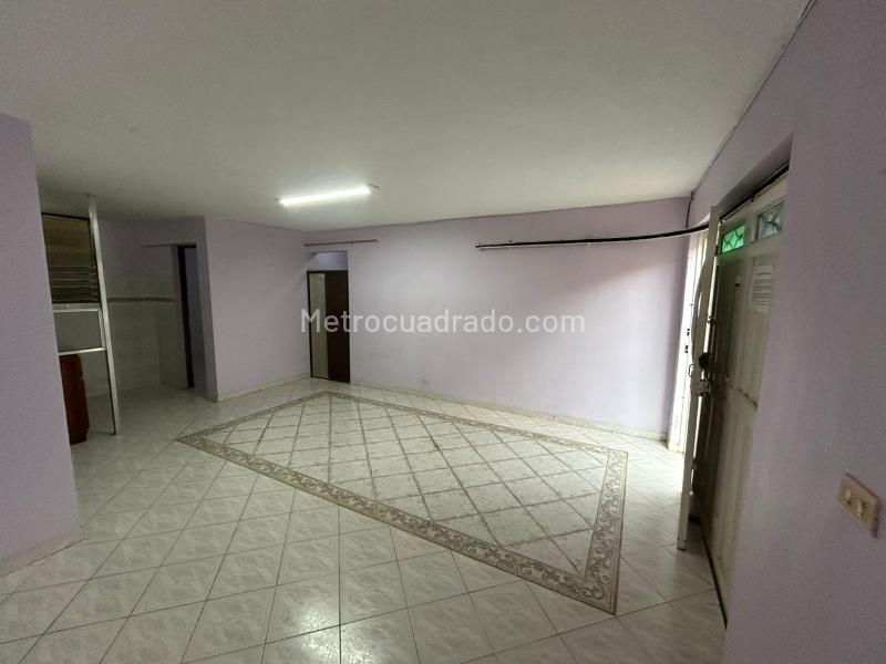 2BR Apartment on First Floor in Villa Hermosa, Medellín