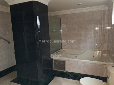 Apartamento de 5 alcobas en venta en El Poblado, Medellín, 250 m² · foto 19 de 20