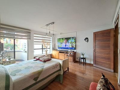 Apartamento de 4 alcobas en venta en Laureles, Medellín, 210 m² · foto 2 de 20