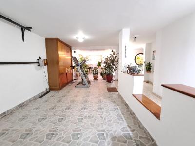 Casa de 5 alcobas en venta en Laureles, Medellín · foto 2 de 20