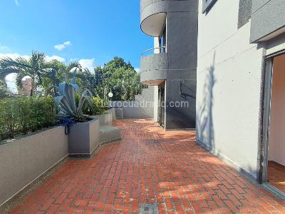 Apartamento de 3 alcobas en arriendo en La Castellana, Medellín, 200 m² · foto 2 de 18