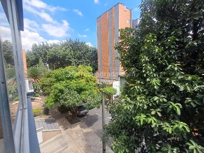 Apartamento de 3 alcobas en arriendo en Laureles, Medellín, 168 m² · foto 3 de 15