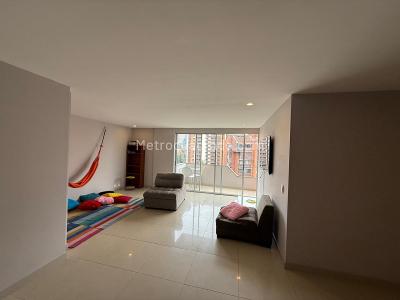 Apartamento de 3 alcobas en arriendo en Lalinde, Medellín, 103 m² · foto 4 de 12