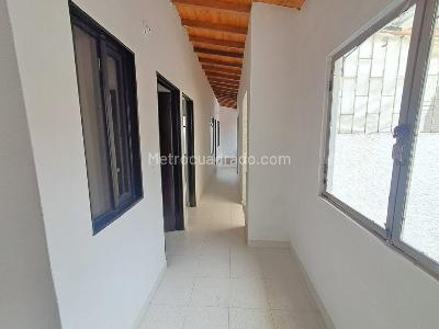 Casa de 5 alcobas en arriendo en La Gloria, Medellín, 95 m² · foto 2 de 10
