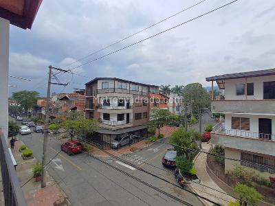 Casa de 5 alcobas en arriendo en La Gloria, Medellín, 95 m² · foto 6 de 10