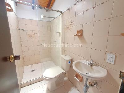 Casa de 5 alcobas en arriendo en La Gloria, Medellín, 95 m² · foto 8 de 10