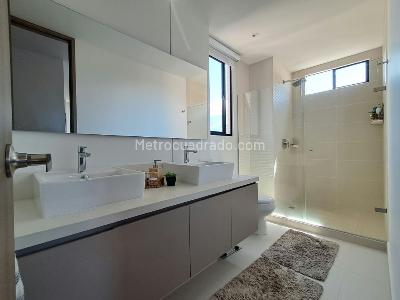 Apartamento de 3 alcobas en venta en El Castillo, Medellín, 138 m² · foto 19 de 20