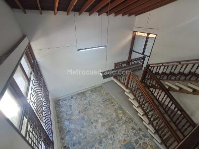 Casa de 5 alcobas en arriendo en Conquistadores, Medellín, 500 m² · foto 3 de 20