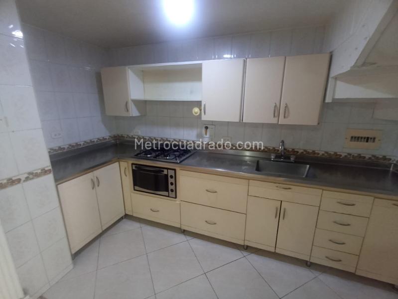 Charming 4BR House with Garden in Calasanz - 2