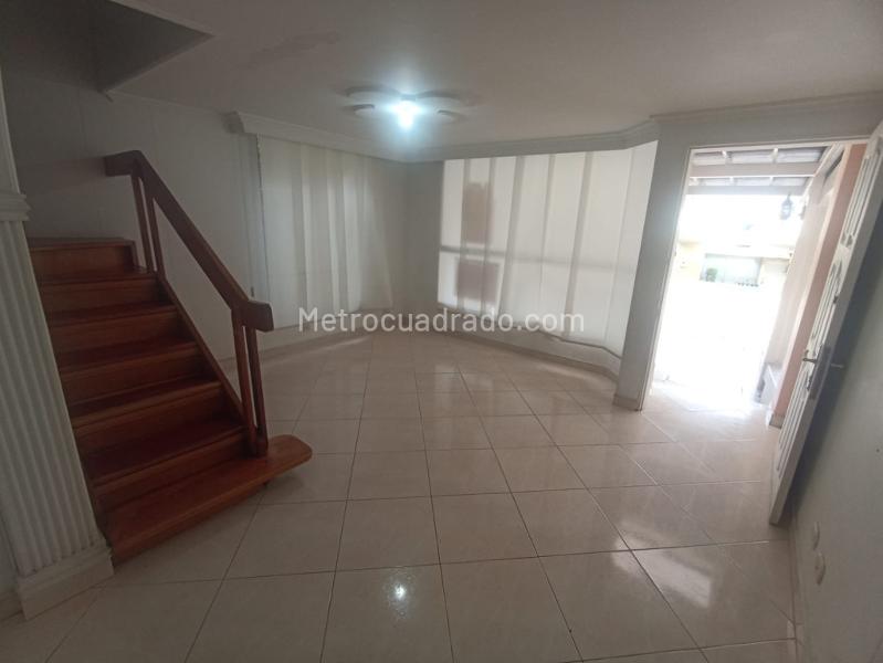 Charming 4BR House with Garden in Calasanz - 3