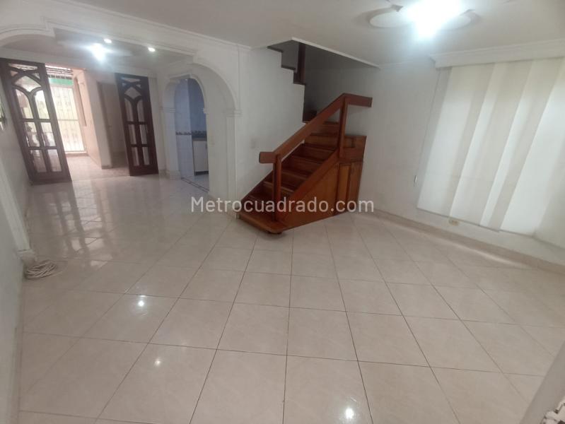 Charming 4BR House with Garden in Calasanz - 4