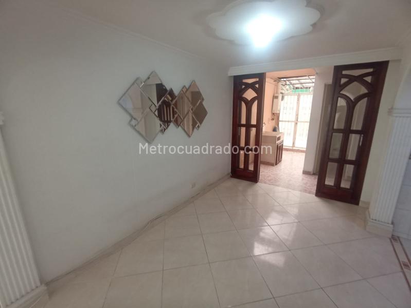 Charming 4BR House with Garden in Calasanz - 5