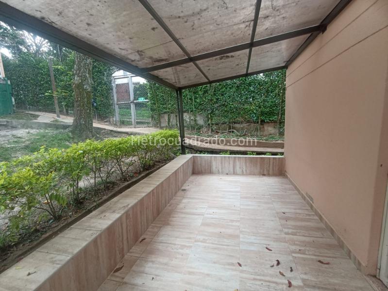 Charming 4BR House with Garden in Calasanz - 6