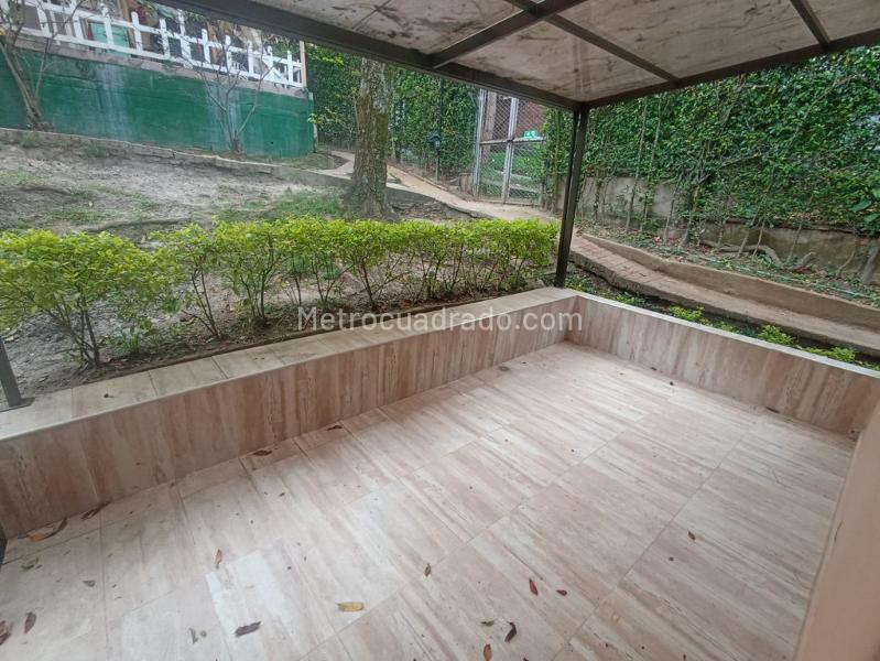 Charming 4BR House with Garden in Calasanz - 7