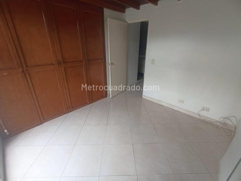 Charming 4BR House with Garden in Calasanz - 8