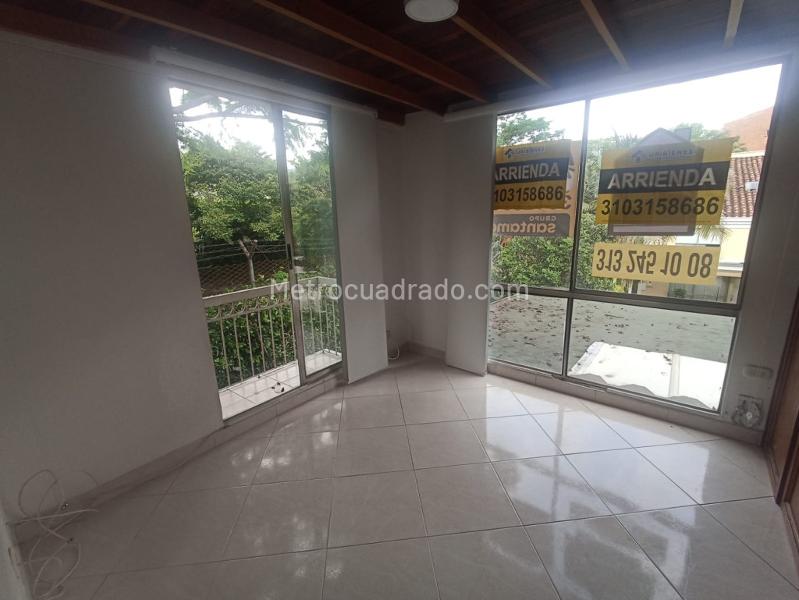 Charming 4BR House with Garden in Calasanz - 9