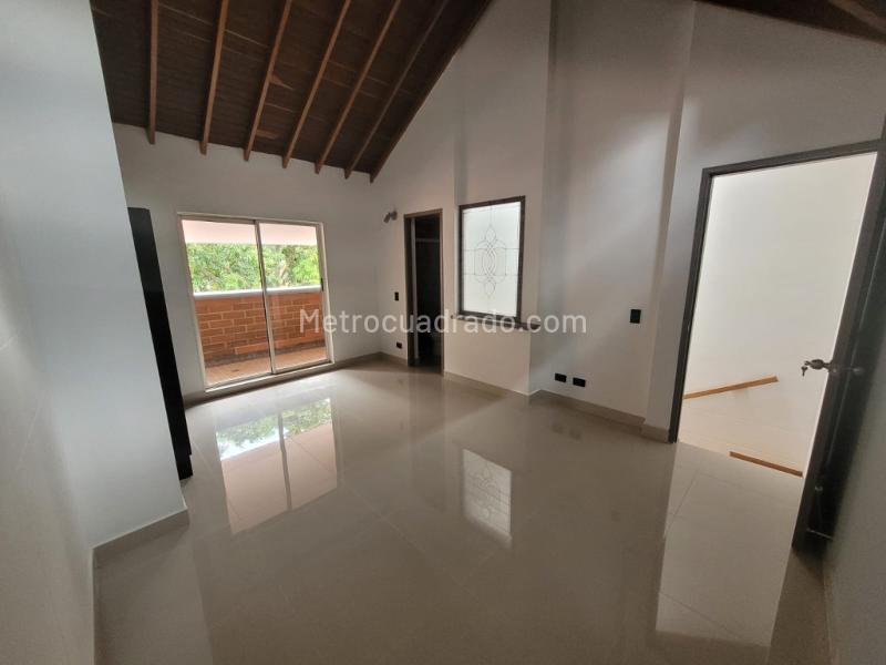 Spacious 5BR House with Garden in Villagrande - 5