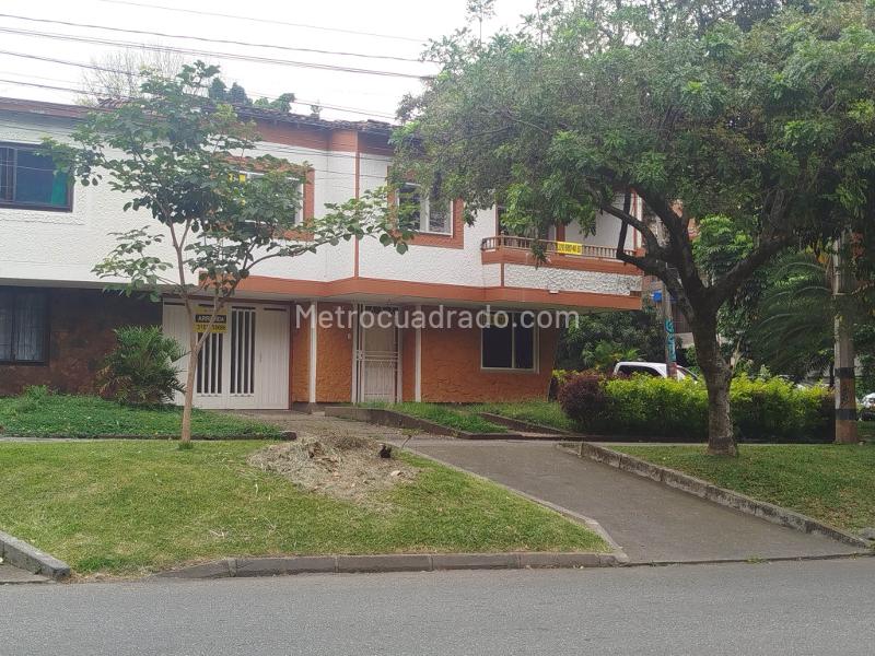 Corner 5BR House Ideal for Business in Simon Bolivar