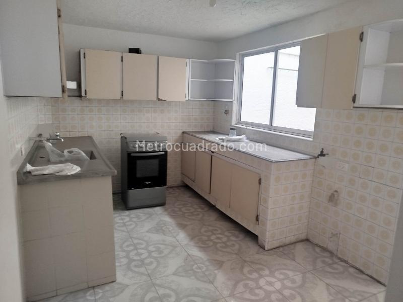 Corner 5BR House Ideal for Business in Simon Bolivar - 2