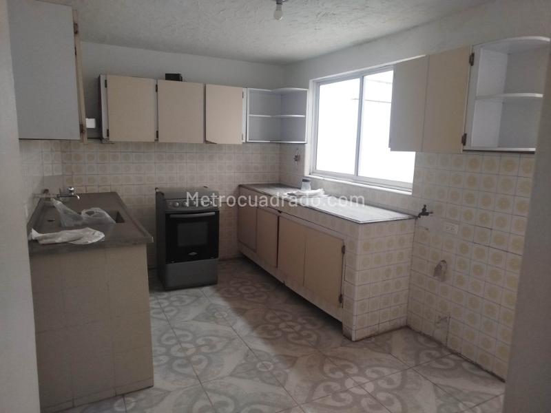 Corner 5BR House Ideal for Business in Simon Bolivar - 3