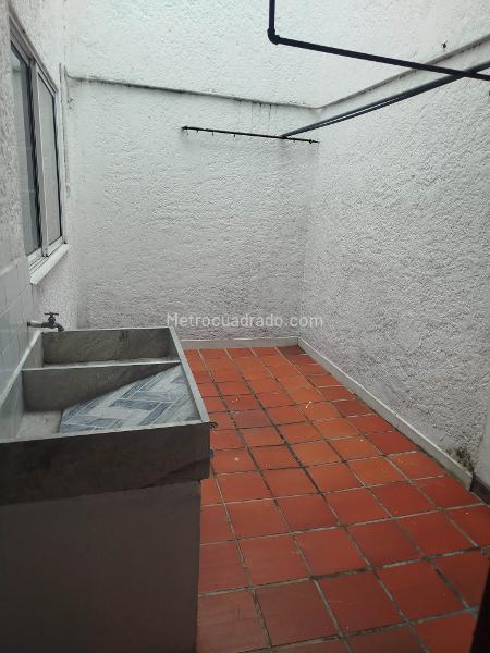 Corner 5BR House Ideal for Business in Simon Bolivar - 4