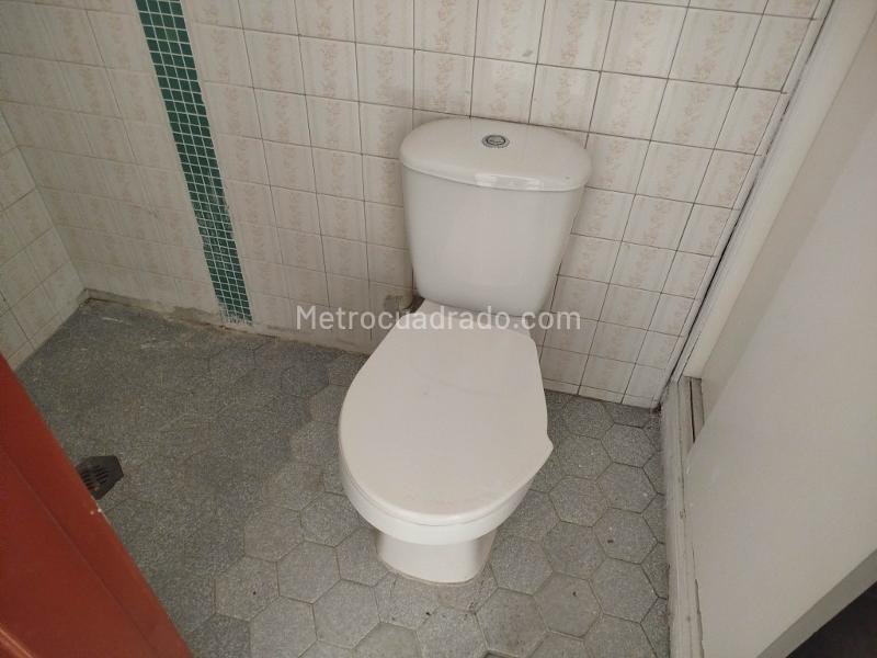 Corner 5BR House Ideal for Business in Simon Bolivar - 6