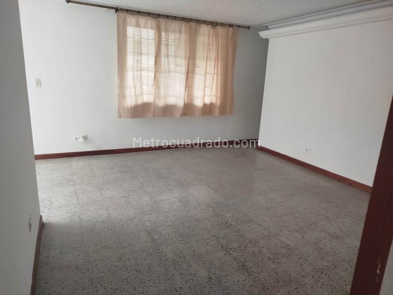 Corner 5BR House Ideal for Business in Simon Bolivar - 8